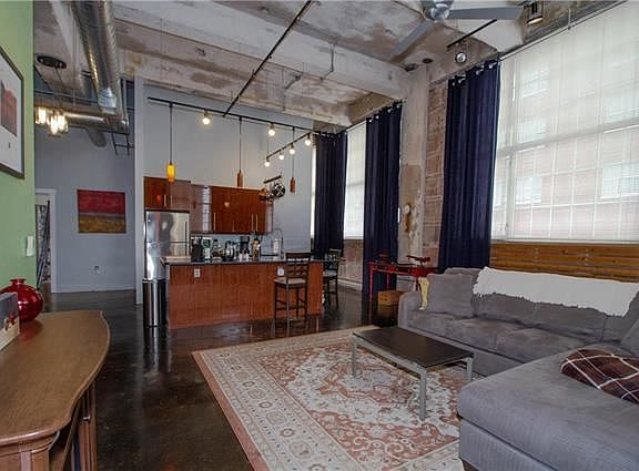 2nd image of 321 W 7th St APT 203