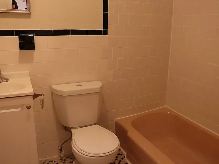 56 Queensberry St #G — Photo 10