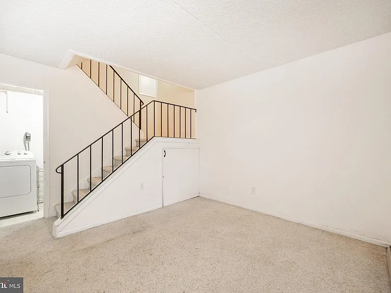 440 Summit House — Photo 8