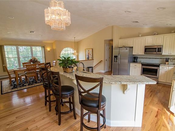 3rd image of 30 Forest Dr