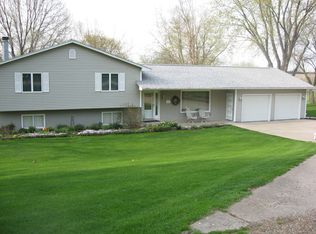 14 Greenview Dr, West Branch, IA 52358
