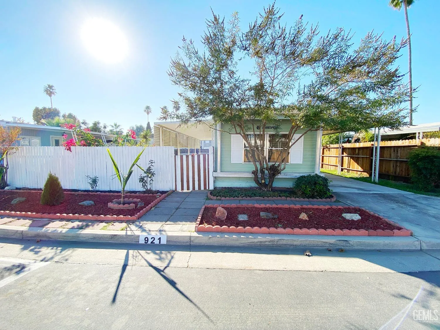 921 Crown Ave photo 1