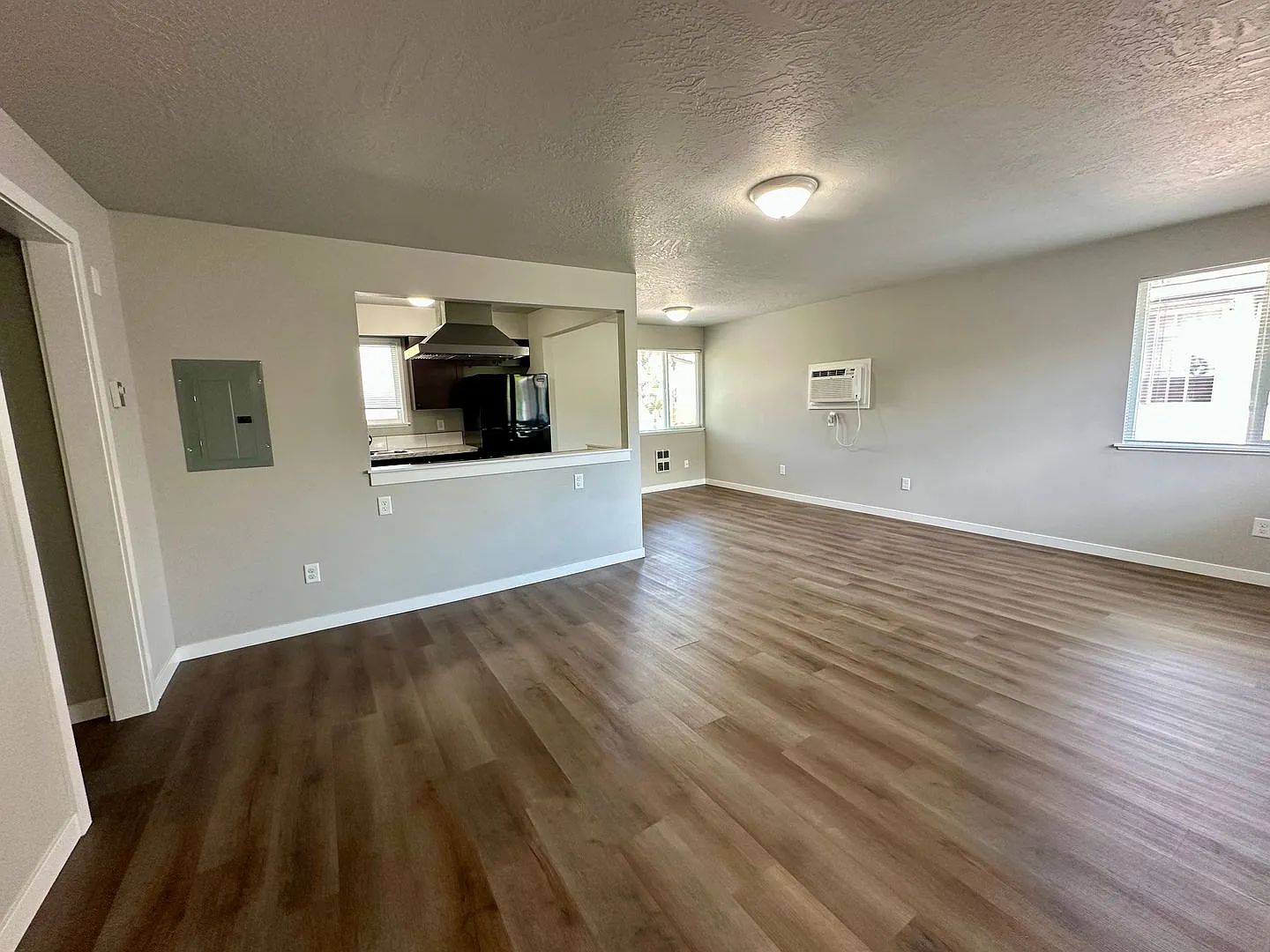 Move-in ready! Upgraded 2 Bedroom Condo — Photo 2
