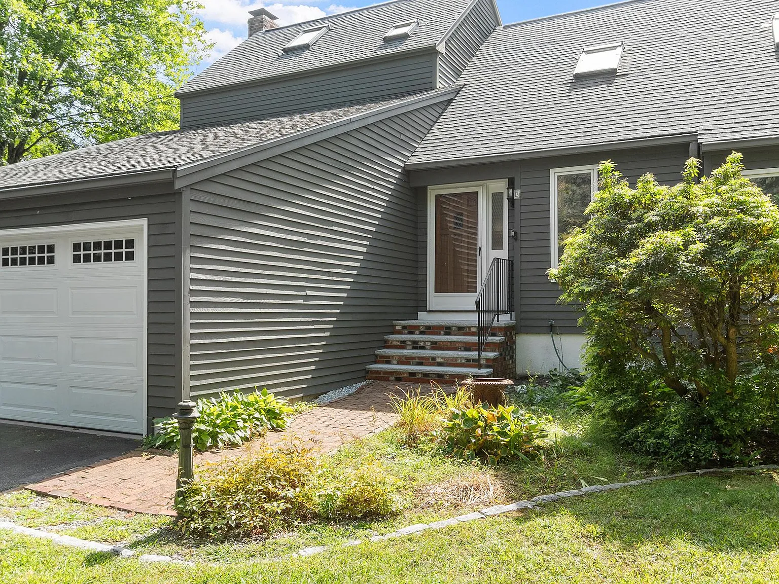 4 bed, 2.5 bath, 2145 sqft, $4,950 — Photo 3
