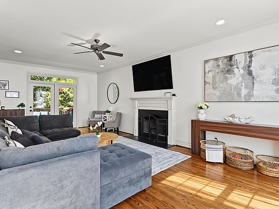 4th image of 108 Loyola Cir