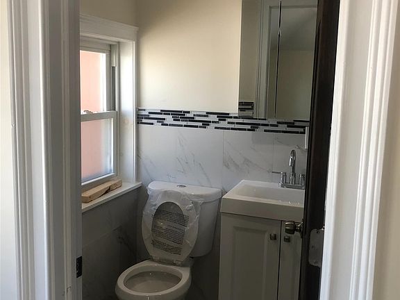4th image of 107-13 164th Pl Floor 2