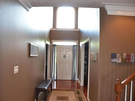 5th image of 204 Cambridge Ln