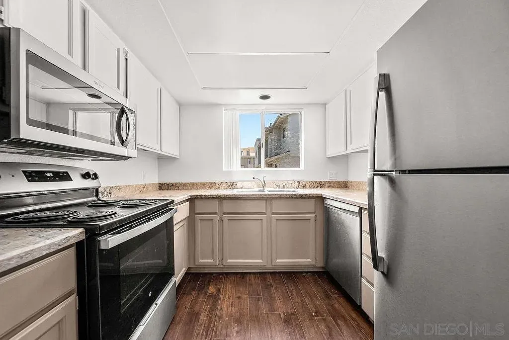 3 bed, 2.0 bath, 1271 sqft, $5,250 — Photo 3