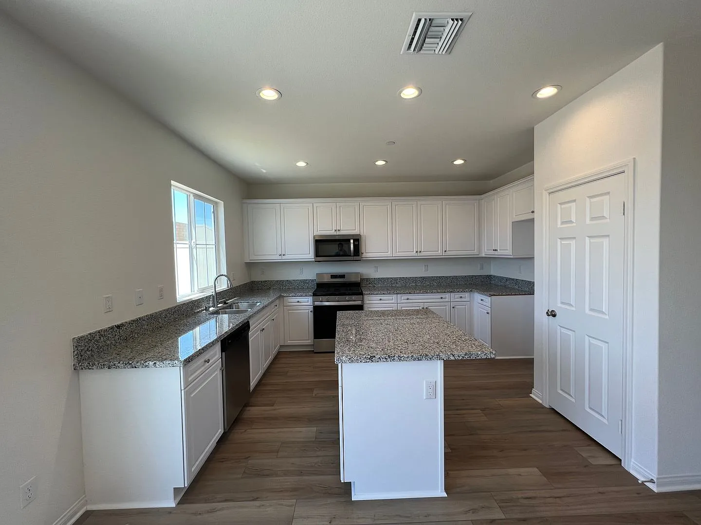 Newer 2022-Built, 4BR Home with Solar, Loft, Downstairs Bedroom, and Backyard — Photo 4