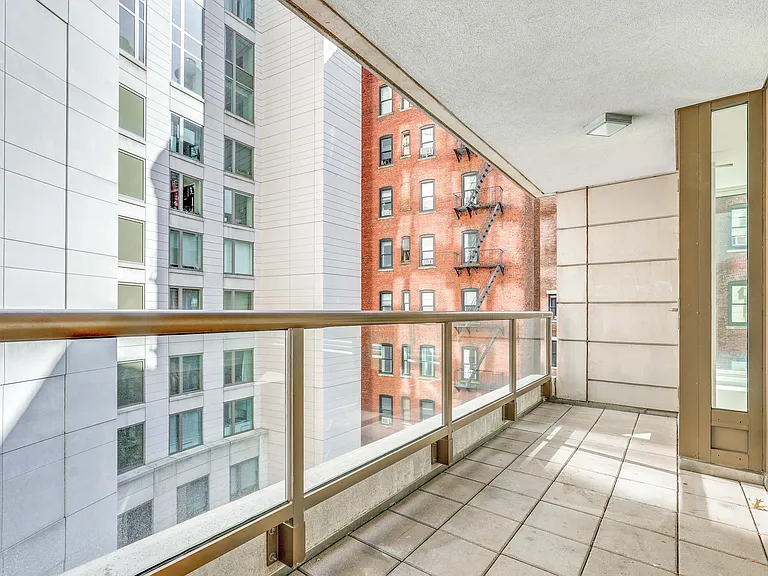 240 Riverside Blvd #80 — Photo 11