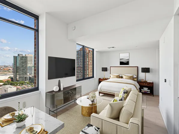 155 Bay Street image 2 of 16