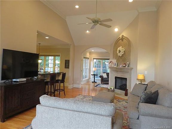 3rd image of 104 Kendallwood Dr