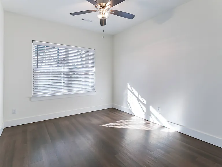 The Lakewood House Apartments — Photo 17