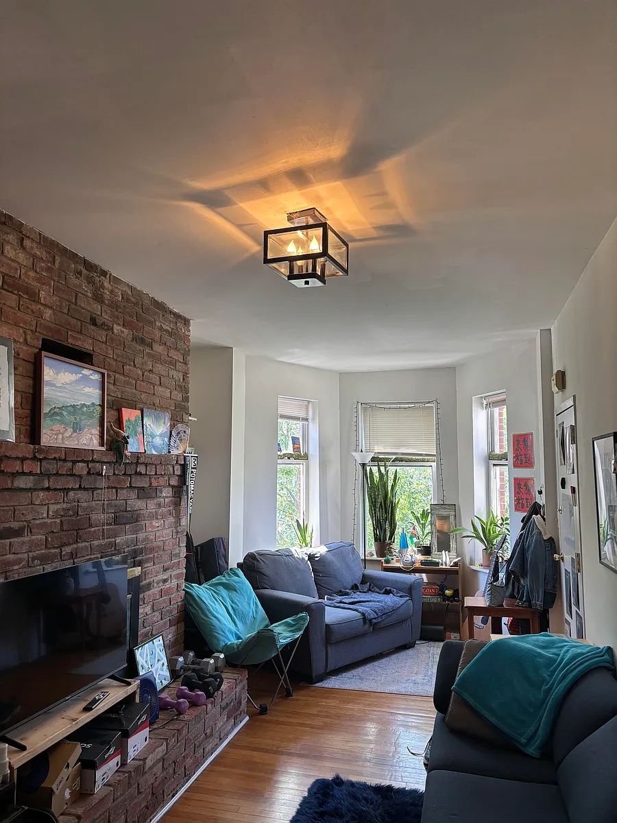Photo 1 of 10 - 1111 6th St NW #4 - Washington, DC Primary Photo - 1111 6th St NW #4