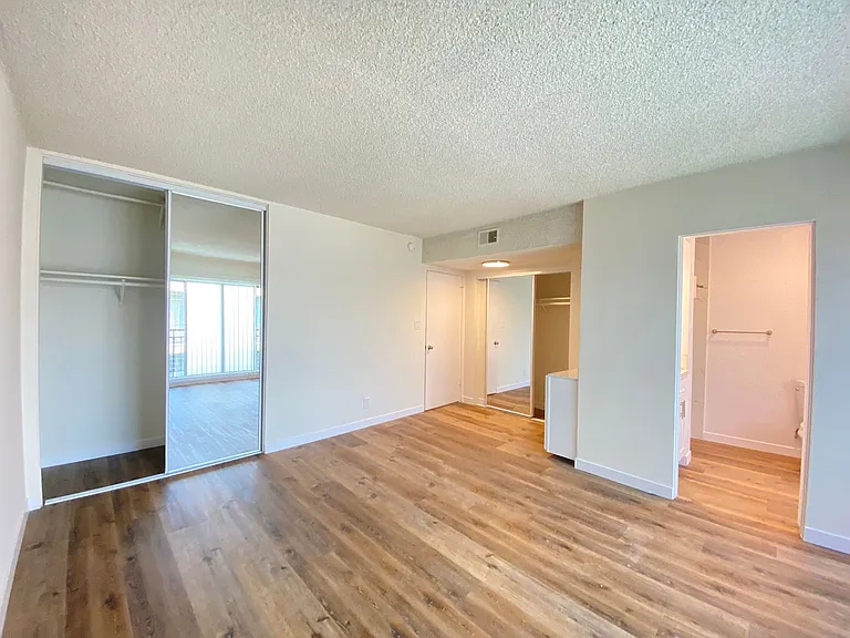 511 N Kenmore — Photo 12