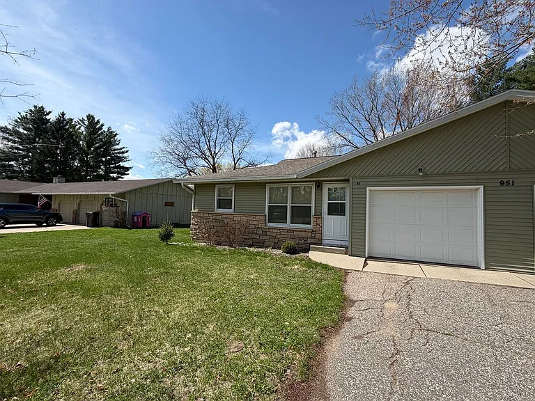 951 Brentwood Dr #B — Photo 14