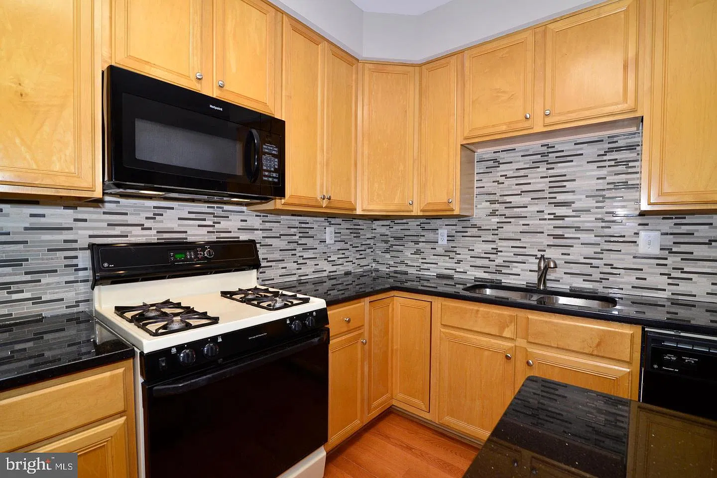 3 bed, 2.0 bath, 1954 sqft, $2,995 — Photo 4