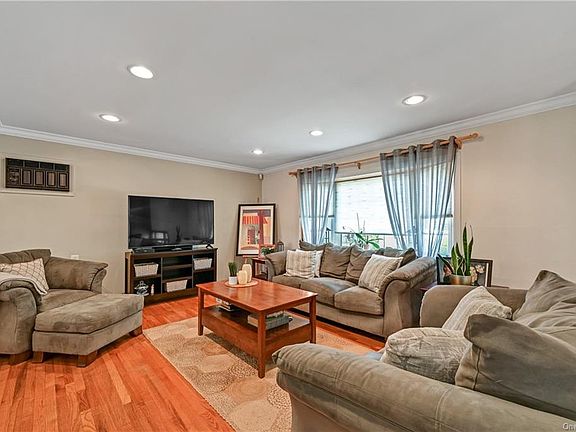 5th image of 349 Nina St