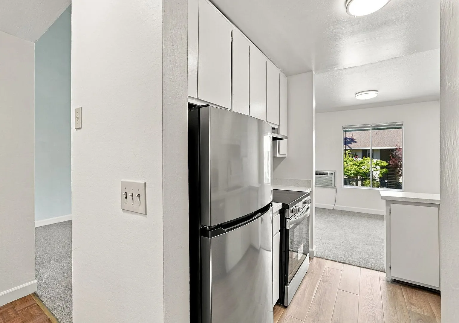 Freshly Updated Condo with Pool Views and Modern Finishes — Photo 4