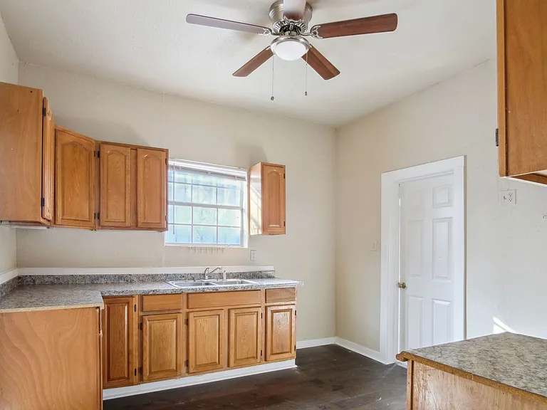 1518 Burnet St — Photo 8