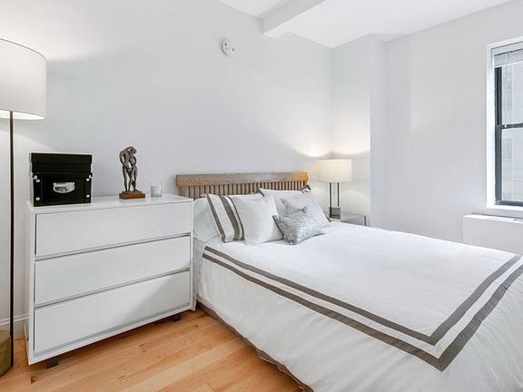 4th image of 150 W 51st St APT 1104