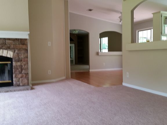 4th image of 313 Doral St