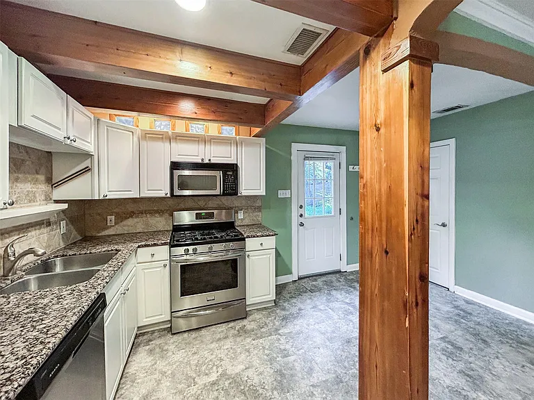 805 Herndon Ln — Photo 5