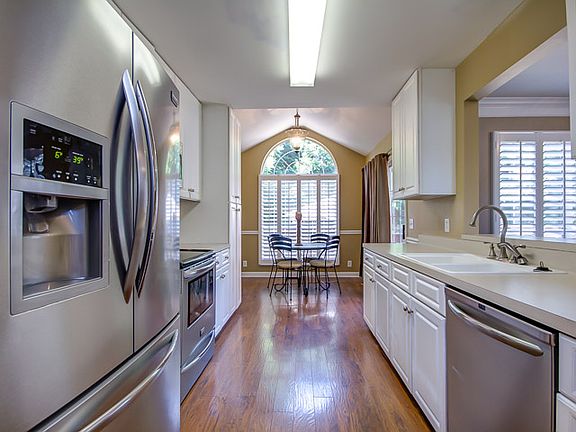 5th image of 295 Wisteria Dr