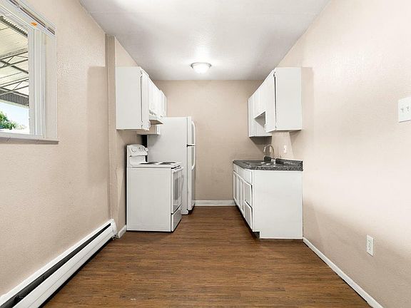 Step into a kitchen that combines style with functionality, offering a serene cooking environment. Step into a kitchen that combines style with functionality, offering a serene cooking environment.