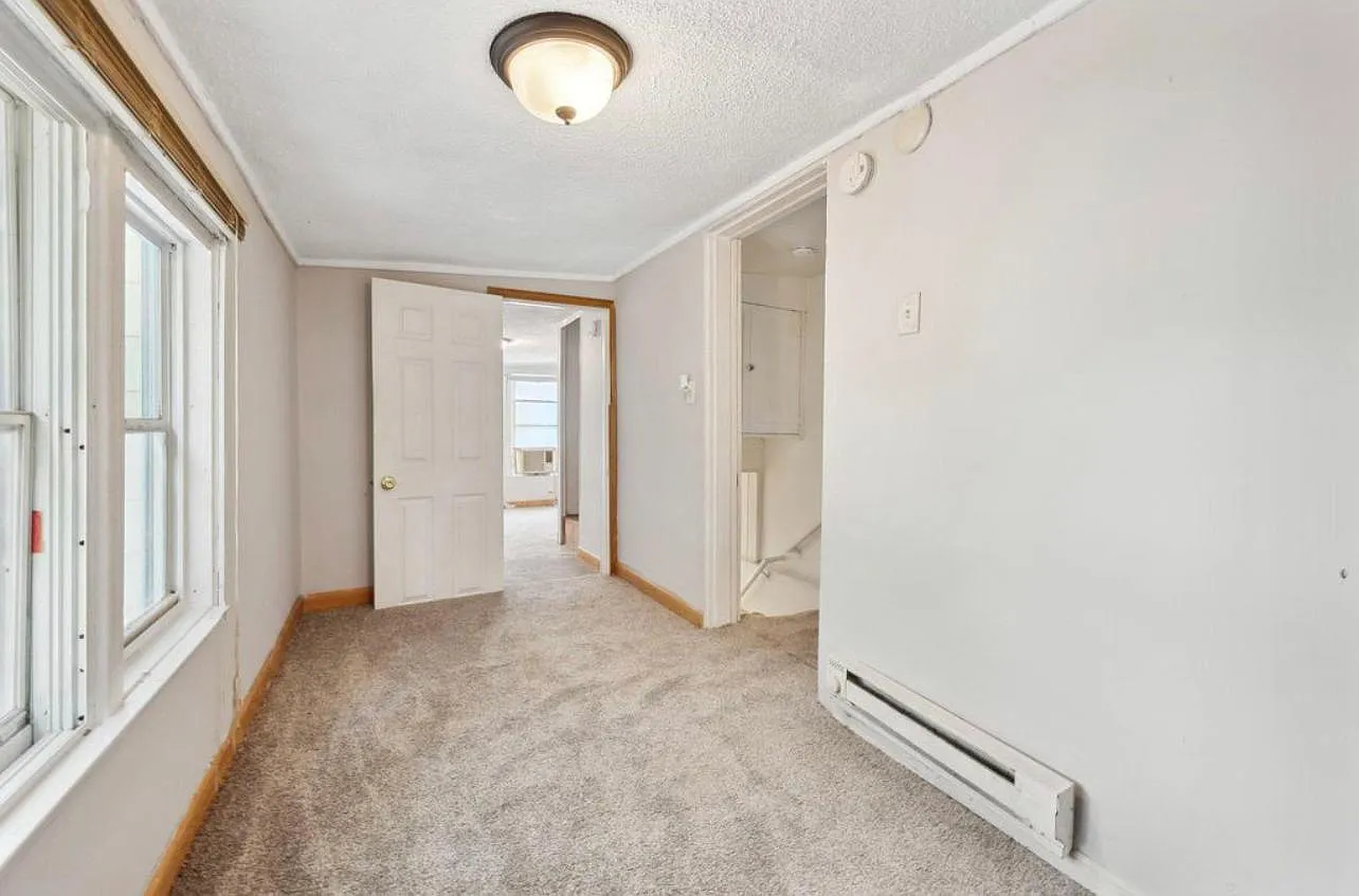 3 bed, 1019 sqft, $1,999 — Photo 1