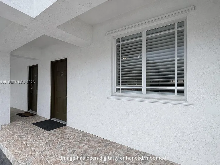 318 E 6th St #102 — Photo 2