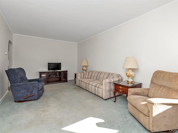 4th image of 189-21 46th Road