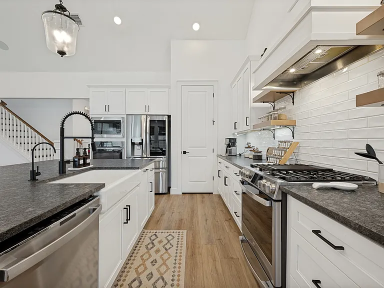 724 Danbury St — Photo 7
