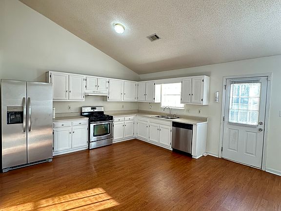 5th image of 412 Edgewood Dr