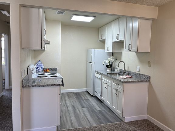 5th image of 2355 Fairfield Ave #28