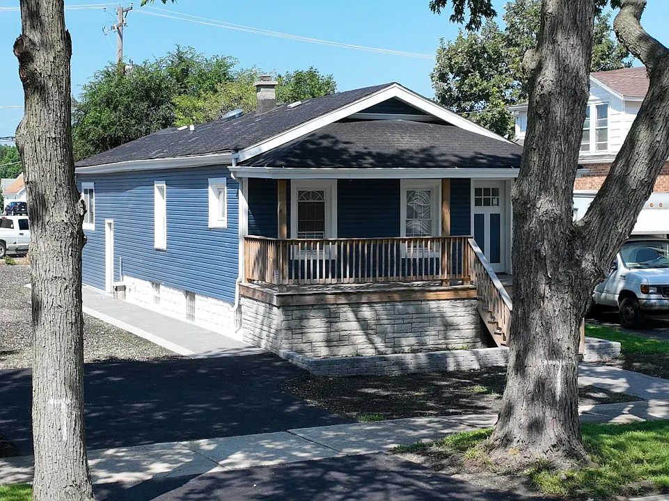 2726 Commercial Ave photo 1