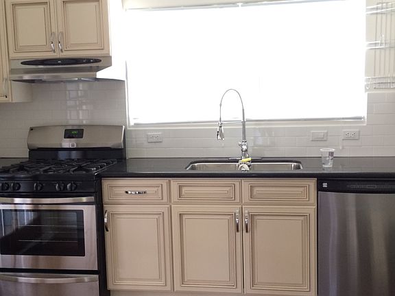 Sunny kitchen w/dishwasher