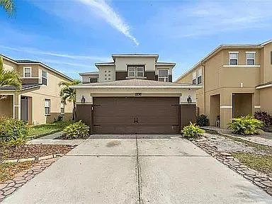 4 bed, 2.5 bath, 2328 sqft, $2,595 — Photo 3
