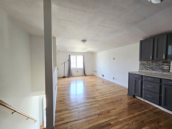 4th image of 162 Llewellyn Pl #2