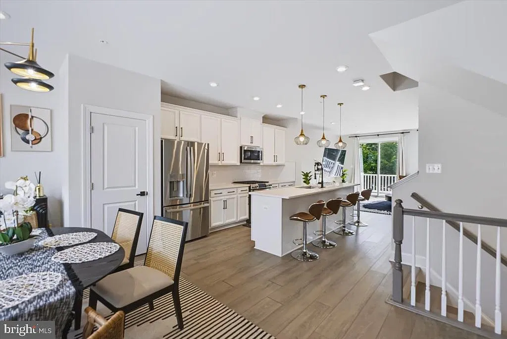 4 bed, 4.5 bath, 2200 sqft, $3,895 — Photo 4