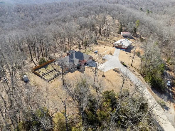 8400 Navajo Trl, Rogers, AR 72756