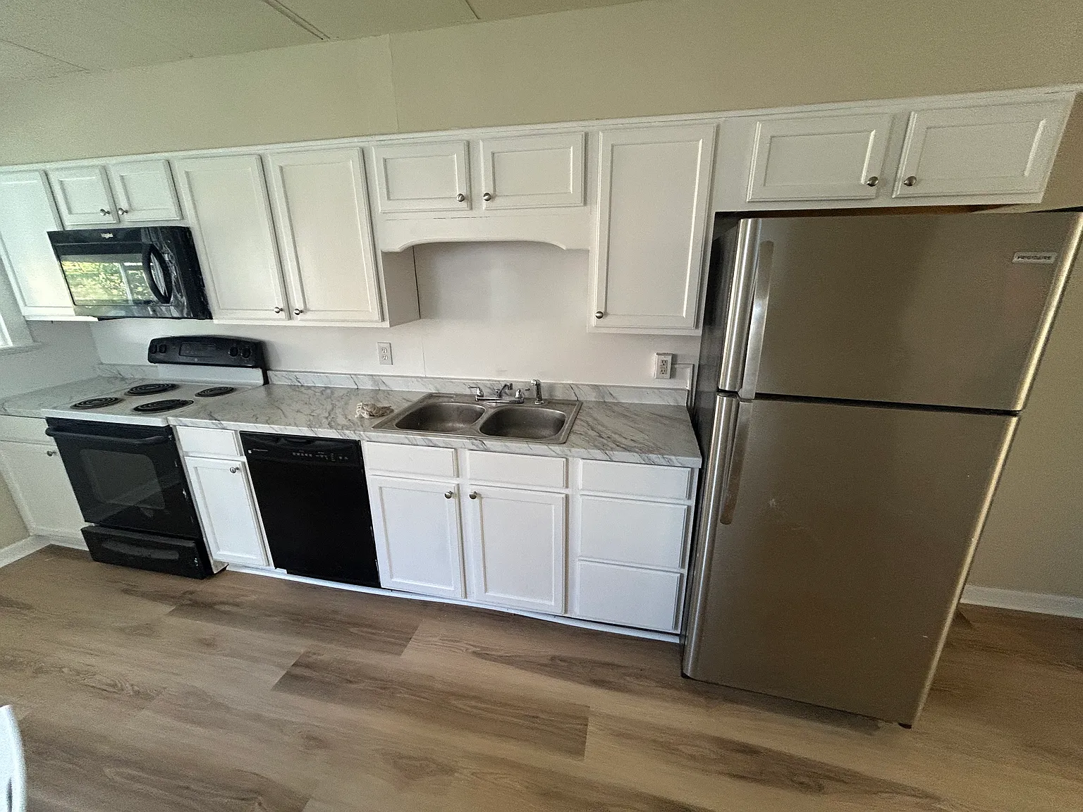 3 bed, 1200 sqft, $2,000 — Photo 2