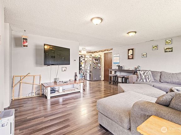 5th image of 503 W Maple Street