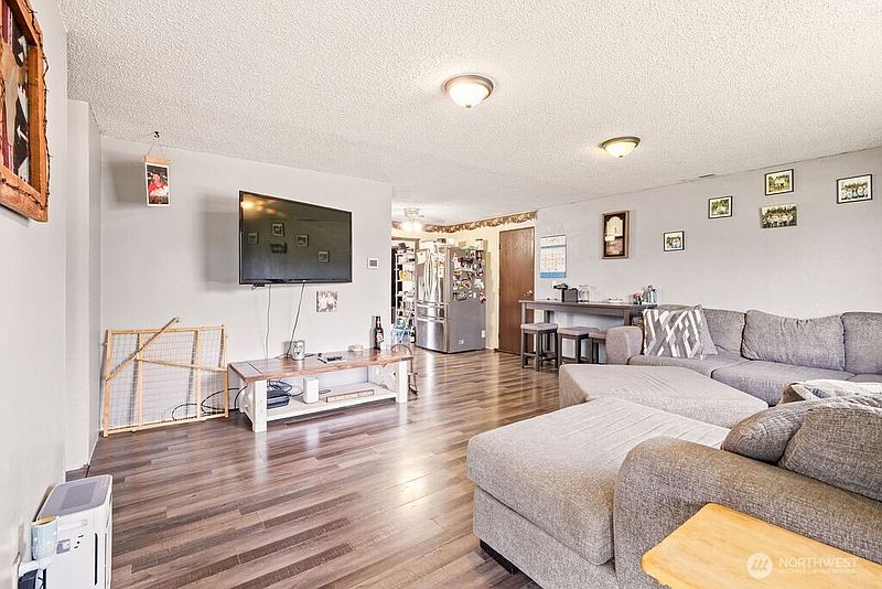 5th image of 503 W Maple Street