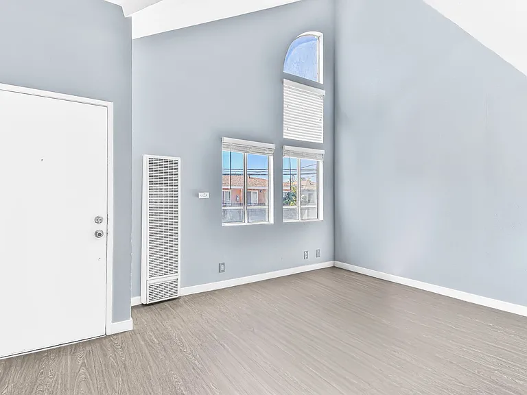 533 E 11th Street — Photo 27