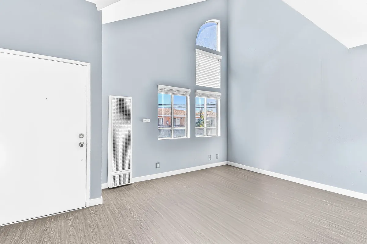 Building Photo - 533 E 11th Street