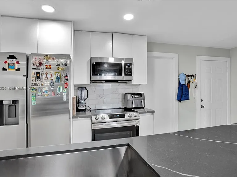 850 Sorrento Dr — Photo 11