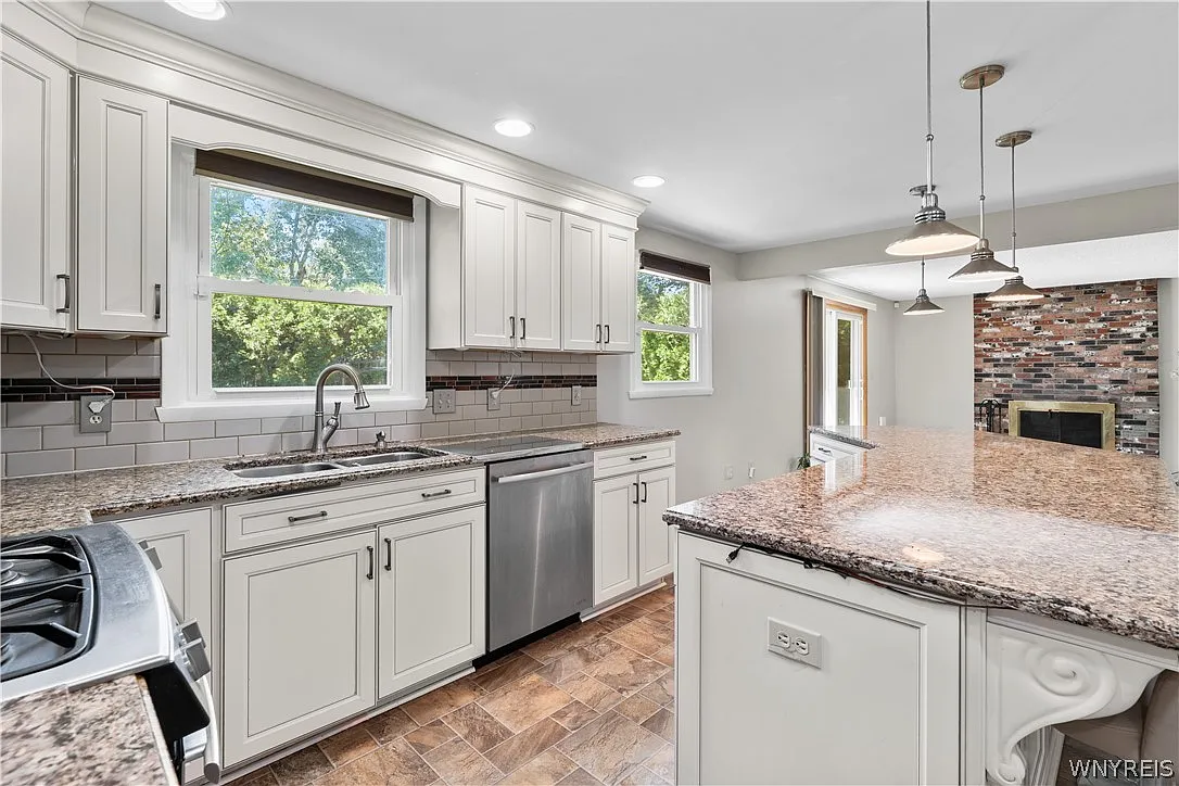 5 bed, 2.5 bath, 1980 sqft, $3,100 — Photo 2
