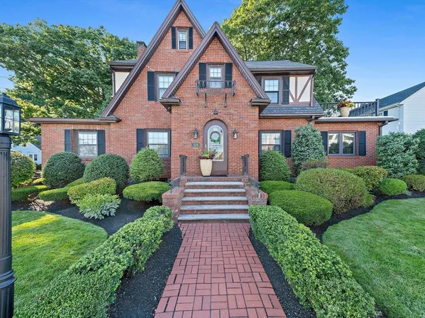 126 Sea St, Quincy, MA 02169