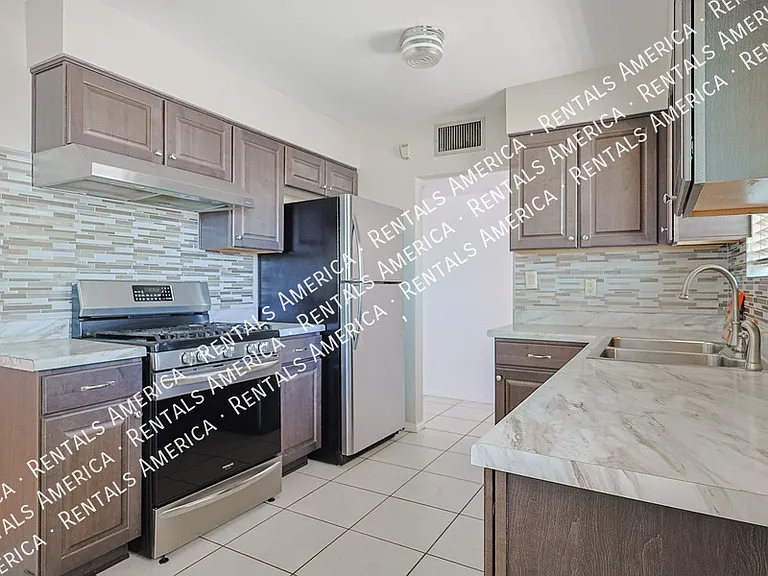 2114 W Myrtle Ave — Photo 5